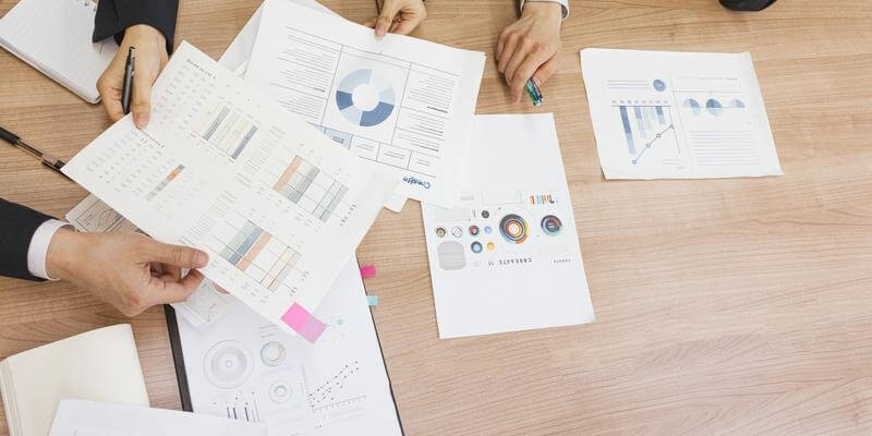 印刷した資料を用意して会議を行っている